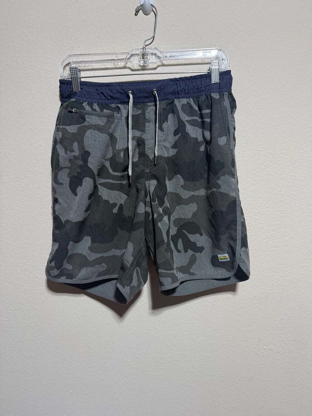 Vuori Men's The Banks Hybrid Athletic Shorts in Grey Camo